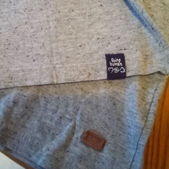 Being Human gray long sleeve V neck spread a smile Tee shirt size M - Picture 8 of 10